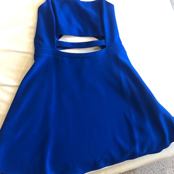 Express dress with cutouts - Picture 2 of 4